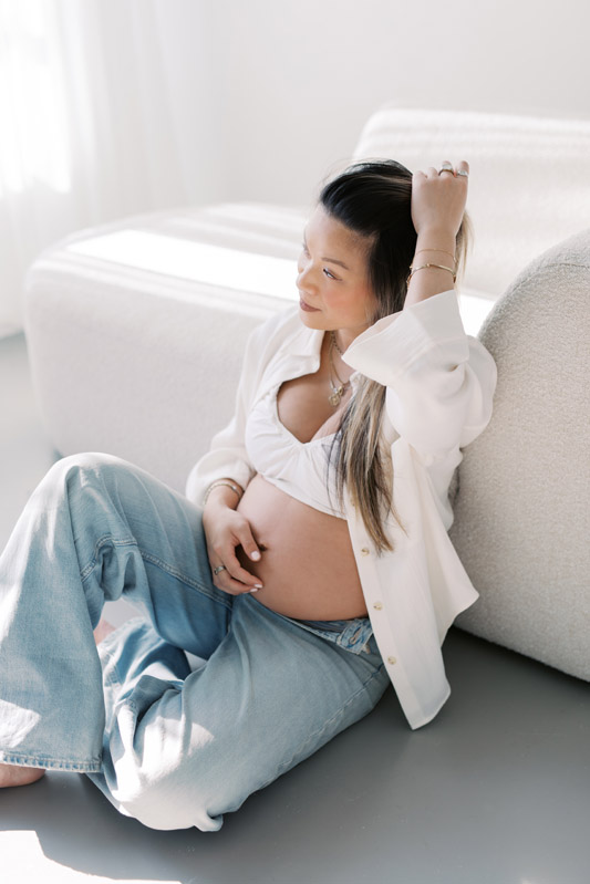 Maternity photoshoot in Amsterdam pregnancy photos in daylight photostudio the Netherlands moderne boudoir zwangerschapsshoot met stoere boudoir foto's in daglichtstudio Fotoshoot fotograaf Milou van Ham Fotografie