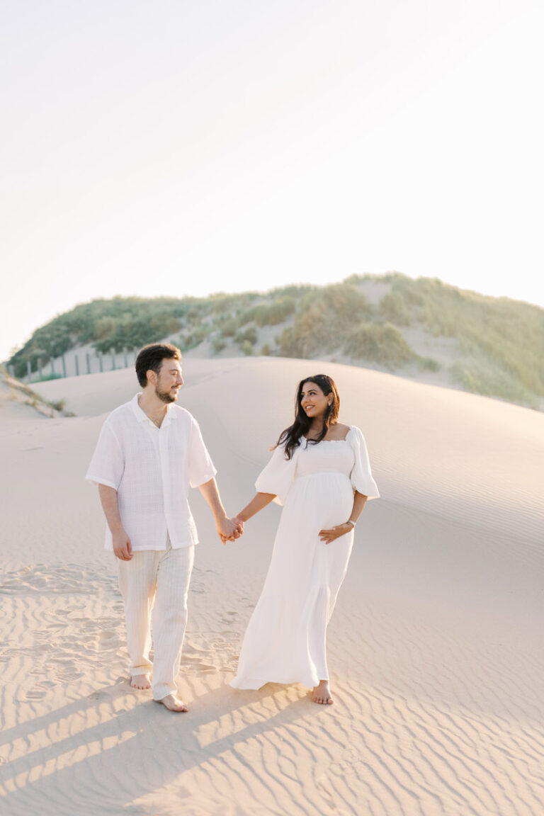 Zwangerschapsshoot op het strand bij zonsondergang fotograaf uit Brabant Veldhoven en Eindhoven Maternity shoot at the beach in Bloemendaal Amsterdam Fotoshoot door fotograaf Milou van Ham Fotografie lichte stijl foto's en jurken uit client closet